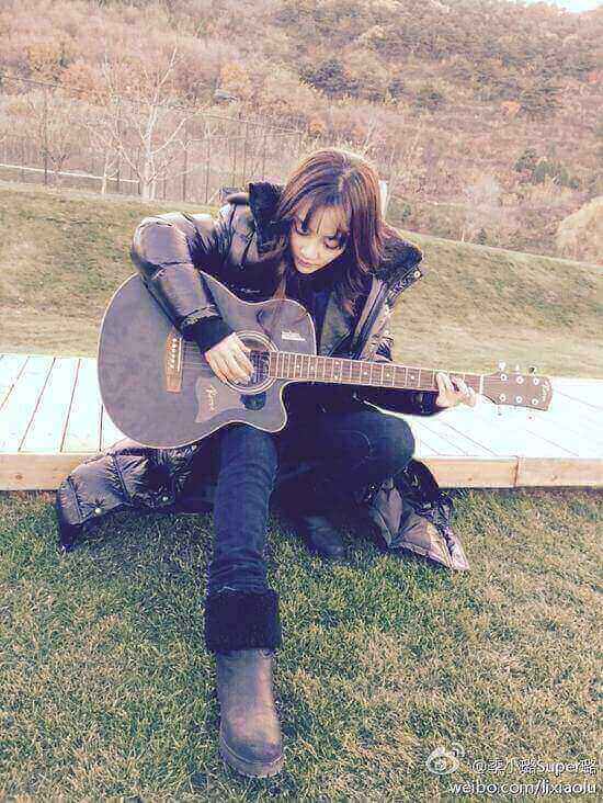 李小璐坐在地上弹吉他扮文艺青年插图